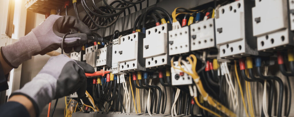 Nærbillede af måling på el-installation i tavle med multimeter